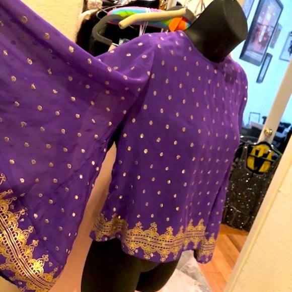 Blouse w/Wide Sleeves & Open Back - Picture 3 of 10